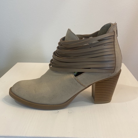 Rampage Ankle Boot With Block Heel - Picture 6 of 14